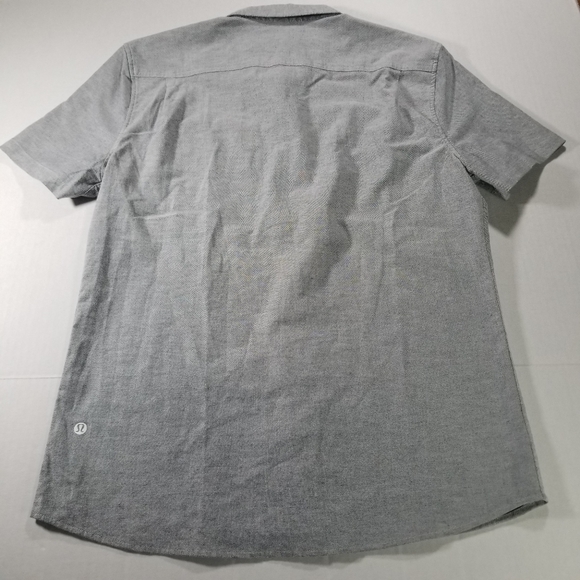 Lululemon Mens Short Sleeve Button Down Size Medium M Gray Shirt Front Pocket - Picture 3 of 7